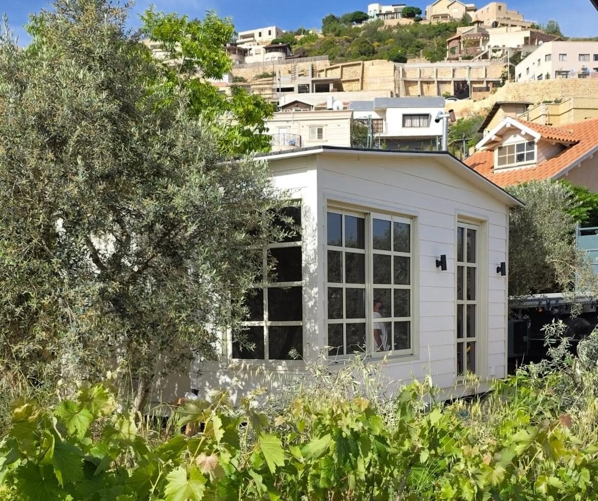 משרד בחצר הבית